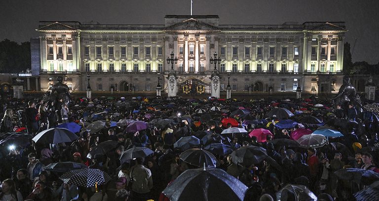    Tras conocerse la noticia del fallecimiento de la reina, una multitud se aglomeró en las cercanías del Palacio de Buckingham para homenajearla y rendirle tributo.