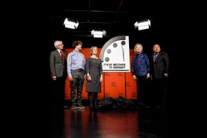 Los miembros del Boletín de Científicos Atómicos Siegfried S. Hecker, Daniel Holz, Sharon Squassoni, Mary Robinson y Elbegorj Tsakhia se toman una fotografía con el Reloj del Apocalipsis.