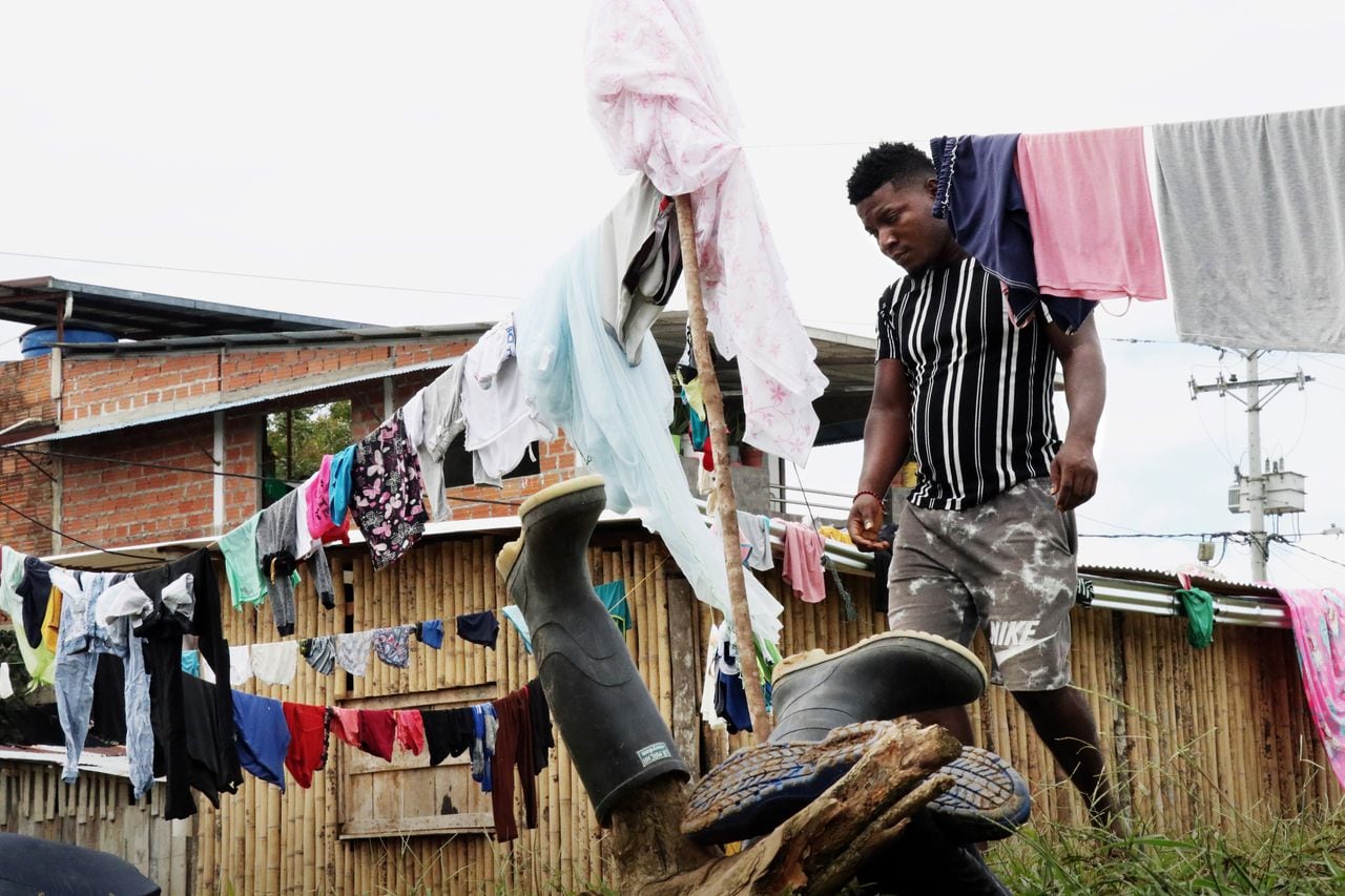 Las miles de personas desplazadas que han llegado en Roberto Payán han acomodado pertenencias, como la ropa, en la calle.
