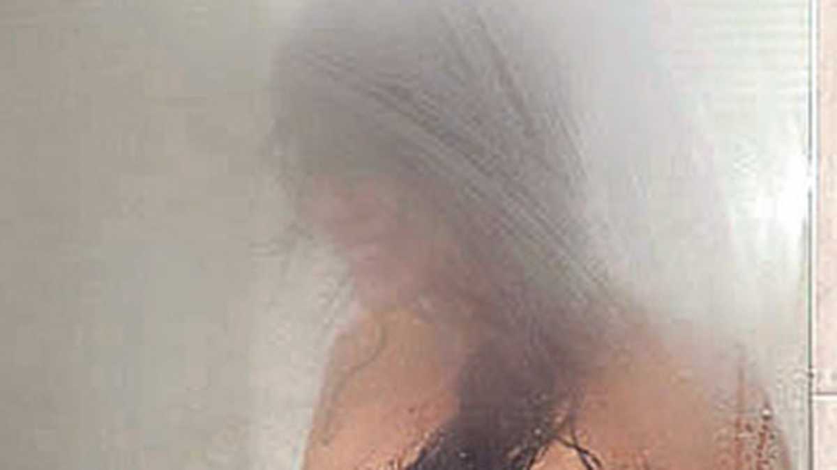 Carla Giraldo en la ducha. Fotografía: Alex Mejía