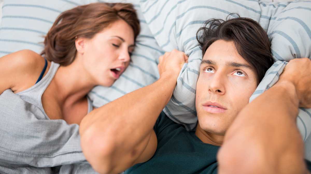 El hombre no puede dormir porque su esposa ronca