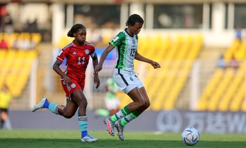 GOA, INDIA - OCTOBER 26: Comfort Folorunsho of Nigeria (L) and Linda Caicedo of Colombia compete for the ball during the FIFA U-17 Women's World Cup 2022 Semi Final match between Nigeria and Colombia at Pandit Jawaharlal Nehru Stadium on October 26, 2022 in Goa, India. (Photo by Getty Images/Joern Pollex - FIFA/FIFA)