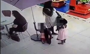 La mujer dejó que la niña de mayor edad tomara el bolso y luego huyó del lugar