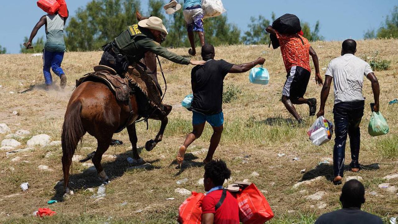 Un agente de la Patrulla Fronteriza de los Estados Unidos a caballo intenta evitar que un migrante haitiano ingrese a un campamento en las orillas del Río Grande cerca del Puente Internacional Acuña del Río en Del Río, Texas, el 19 de septiembre de 2021. (Foto de PAUL RATJE / AFP) Foto: -- PAUL RATJE