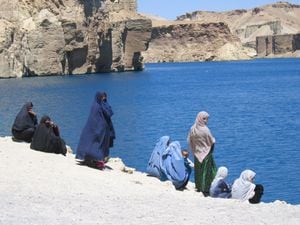 Afganistán Mujeres en burka. La ONU alertó de que uno de cada tres afganos sufre inseguridad alimentaria y que “dos millones de niños están en riesgo de desnutrición".
Foto Salud Hernández