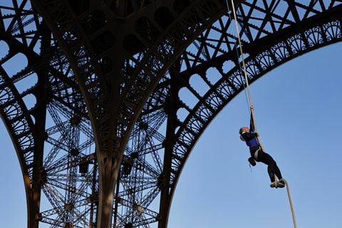 El atleta francés Anouk Garnier sube con cuerdas a la Torre Eiffel en un intento por batir el récord mundial, en la Torre Eiffel de París, el 10 de abril de 2024.