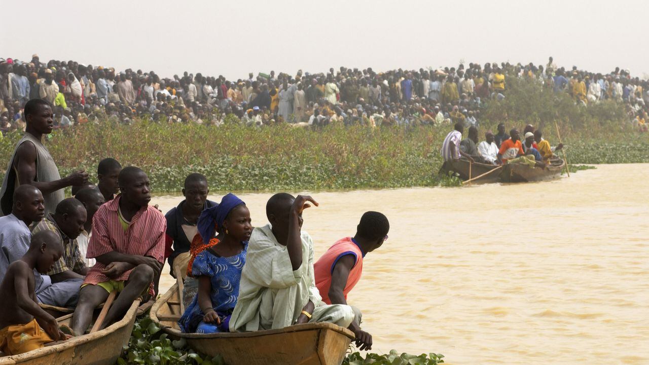 Los espectadores observan una competencia de caza de patos en el Festival de Pesca de Argungu el 19 de marzo de 2004, en Argungu, Nigeria