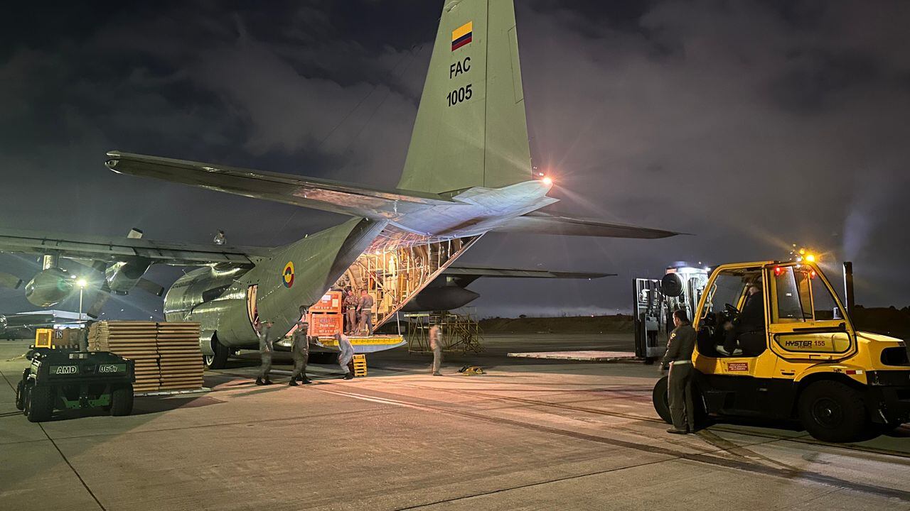 A bordo de un C-130 Hércules de la Fuerza Aeroespacial Colombiana llegó el sistema contraincendios Guardian Caylym
Foto: Fuerzas Militares