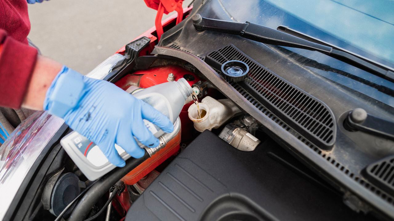 La importancia de cambiar el líquido de frenos a un carro.
