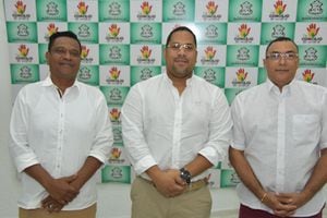 En el centro el nuevo presidente del Concejo de Barranquilla para el 2023, junto a él los vicepresidentes.
