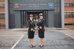 capitán de navío Beatriz Helena García Restrepo (izquierda) y Capitán de Navío Carolina Gómez del Castillo, quienes se convertirán en las primeras mujeres en llegar al grado de Almirante.