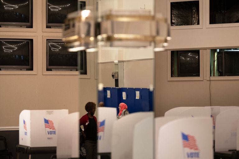 Trabajadores electorales durante la votación anticipada en Laurel Race Track el 28 de octubre de 2022, en Laurel, Maryland. - La elección está prevista para el 8 de noviembre. (Foto de Brendan Smialowski / AFP)