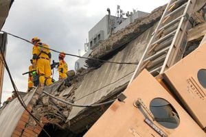 Rescatistas en Taitung realizan labores para ayudar a los afectados.