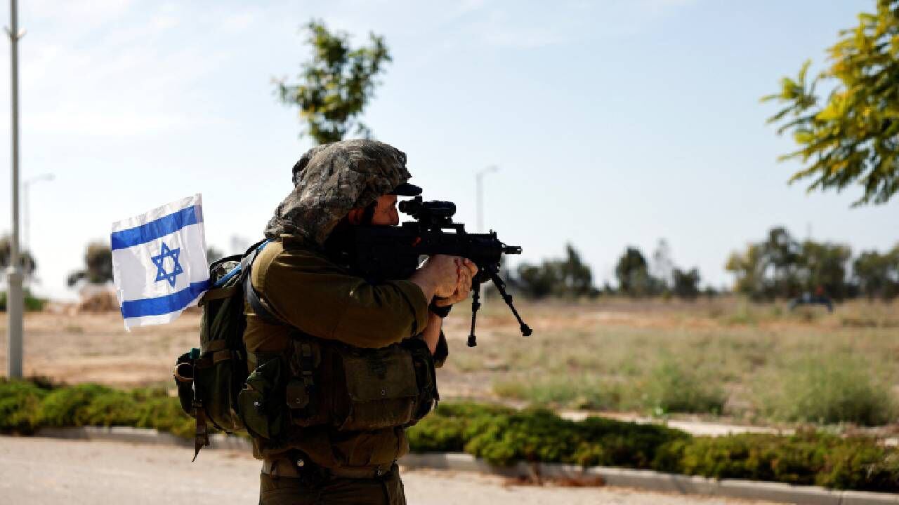 Un soldado de Israel asegura un área, tras una infiltración mortal de pistoleros de Hamás desde la Franja de Gaza.