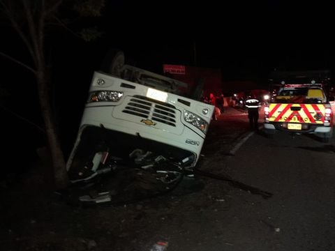 En la curva sector Las Pilas,  un bus del Sena con 20 pasajeros por confirmar, Bomberos de Cundinamarca con apoyo de la Policía, ambulancias de la Cruz Roja y centros hospitalarios en desplazamiento al sitio.