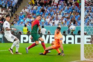 Cristiano Ronaldo de Portugal, centro, anota el primer gol durante el partido de fútbol del grupo H de la Copa Mundial entre Portugal y Uruguay, en el Estadio Lusail en Lusail, Qatar, el lunes 28 de noviembre de 2022. 