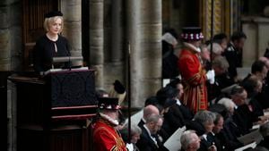 La primera ministra británica, Liz Truss, habla durante el funeral de estado de la reina Isabel II en la Abadía de Westminster en el centro de Londres, el lunes 19 de septiembre de 2022. La reina, que murió a los 96 años el 8 de septiembre, será enterrada en Windsor junto a su difunto esposo. , el príncipe Felipe, quien murió el año pasado.
