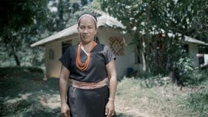 Fanni Jamioy, coordinadora del proyecto Tejedoras interculturales de la red vital agroambiental del territorio amazónico Entrerríos, en Solano, Caquetá.