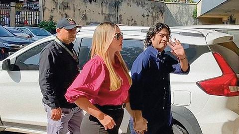   Nicolás Petro llegó acompañado de su actual pareja, Laura Ojeda, al juicio en Barranquilla. Ha presentado recursos que no han permitido el avance del proceso en su contra.