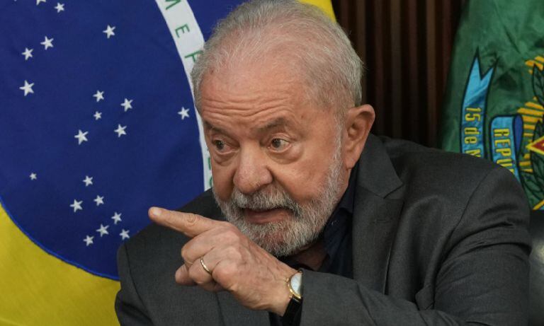 El presidente de Brasil ha destituido a cerca de 80 militares tras los disturbios del 8 de enero en Brasilia. Denuncia aparente complacencia con los manifestantes de derecha.