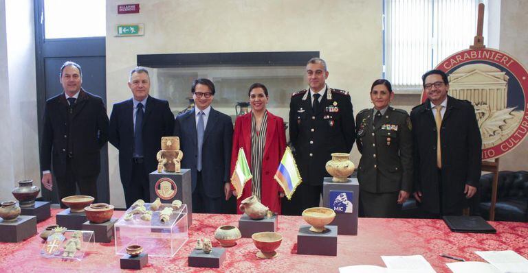 La devolución de estos tesoros tuvo lugar el pasado jueves en una ceremonia con la presencia del comandante del TPC, Francesco Gargaro, la embajadora de Colombia en Italia, Ligia Margarita Quessep Bitar y otras autoridades.