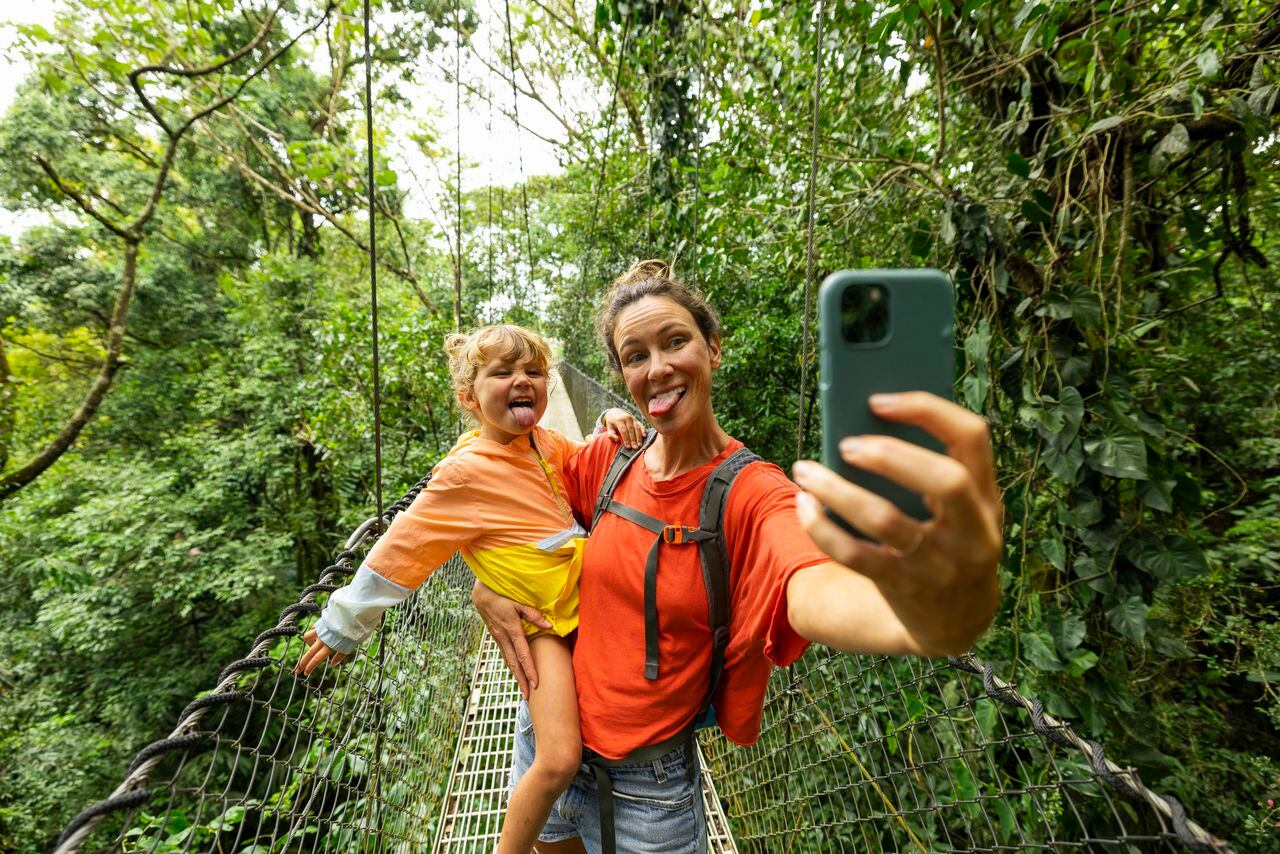 Madre e hija tomándose una selfie.