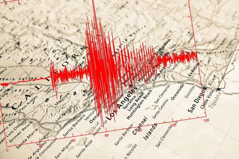 Los informes iniciales señalan la ocurrencia de un sismo en Estados Unidos, instando a las autoridades locales a evaluar los posibles daños.