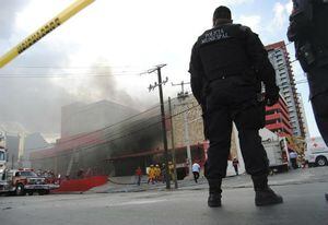 Policías prestan guardia a las afueras del Casino Royal en Monterrey, México, luego de que este fuera atacado con una granada. Al menos 60 personas murieron y otras 10 resultaron heridas, mientras que otro grupo quedó atrapado por un incendio que desató el ataque. Es el último episodio de una escalada de violencia que ha desatado en el país los enfrentamientos entre bandas de narcotraficantes.