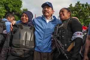 Policías nicaragüenses se toman una foto con Daniel Ortega, en Masaya, Nicaragua. (AP Foto/Cristóbal Venegas, Archivo)