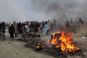 Residents gather after Taliban forces fired mortars at Pakistan's border town of Chaman on December 11, 2022. - Afghan Taliban forces opened fire at a border crossing with Pakistan on December 11, killing six civilians, the Pakistani military said. More than a dozen people were wounded by the "unprovoked and indiscriminate fire" near the town of Chaman in Balochistan province, the military added. (Photo by Abdul BASIT / AFP)