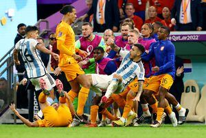 Van Dijk en pelea con Leandro Paredes.