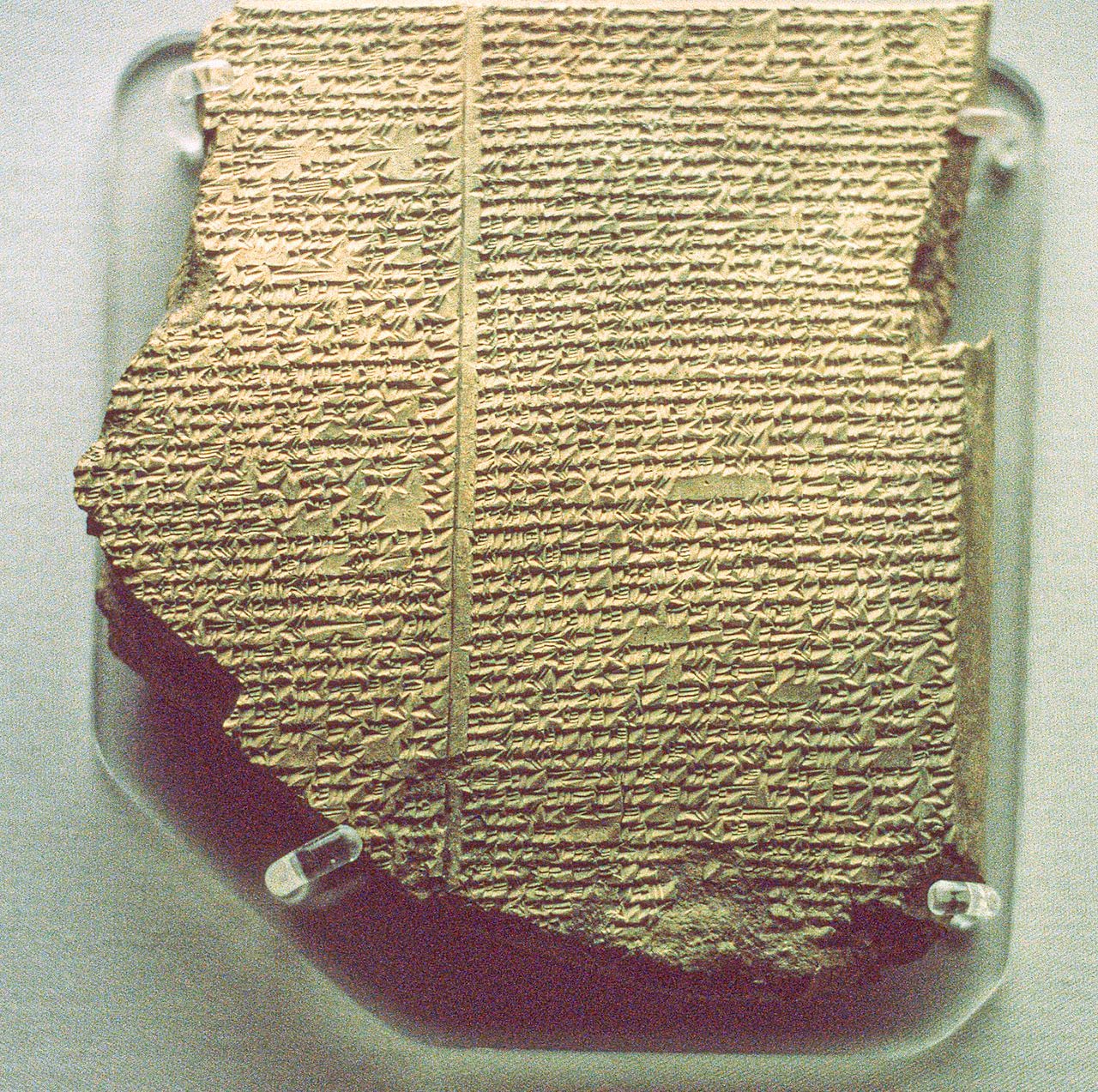 Tablilla cuneiforme que relaciona parte de la epopeya de Gilgamesh