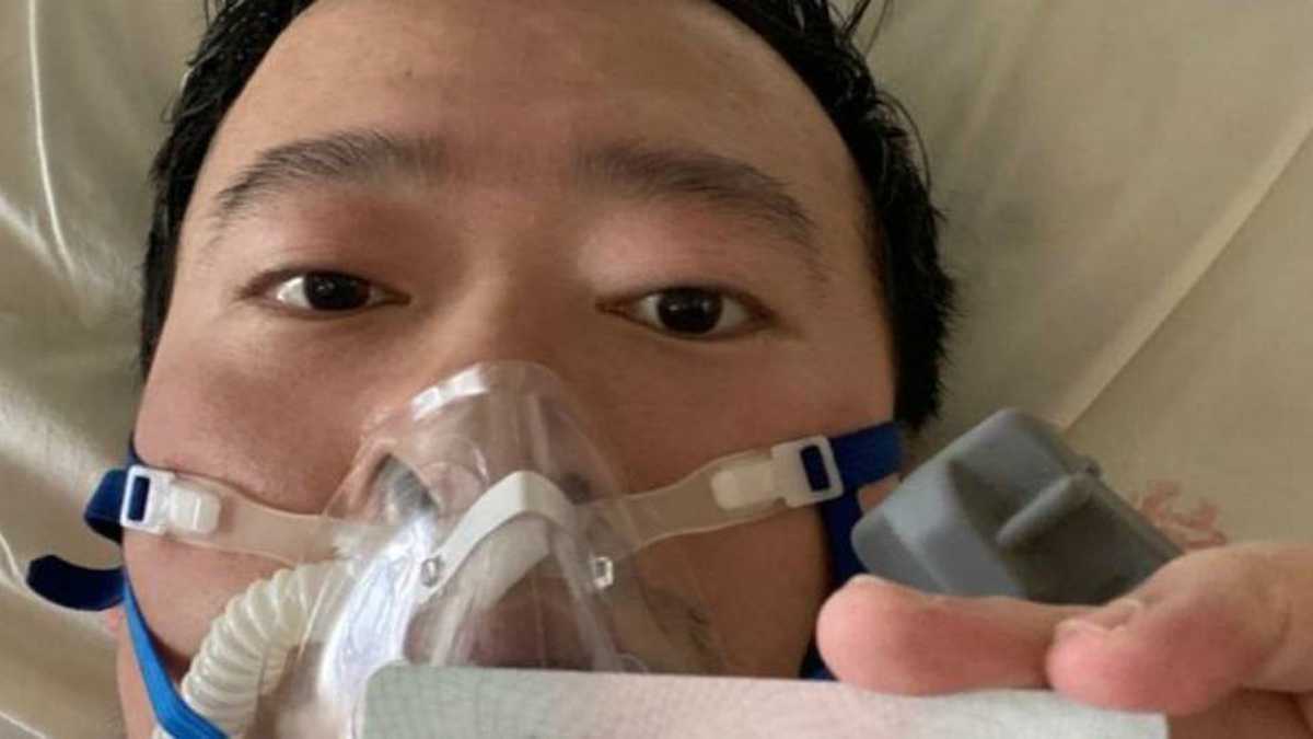 Li Wenliang publicó en las redes sociales una foto suya desde su cama en el hospital el 31 de enero. Al día siguiente fue diagnosticado con coronavirus. Foto: Weibo.