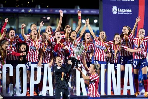 LEGANES, ESPAÑA - 27 DE MAYO: Las jugadores del Atlético de Madrid celebran con el trofeo después de ganar el partido final de la Copa de la Reina entre el Real Madrid y el Atlético de Madrid en el Estadio Municipal de Butarque el 27 de mayo de 2023 en Leganes, España. (Foto de Ángel Martínez/Getty Images)