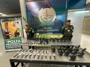 La incautación del armamento se dio en en el aeropuerto El Dorado de Bogotá. Foto: Policía Nacional.