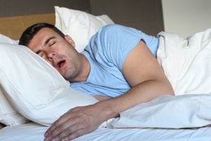Normalmente las personas duermen con la boca abierta debido a malas posturas.