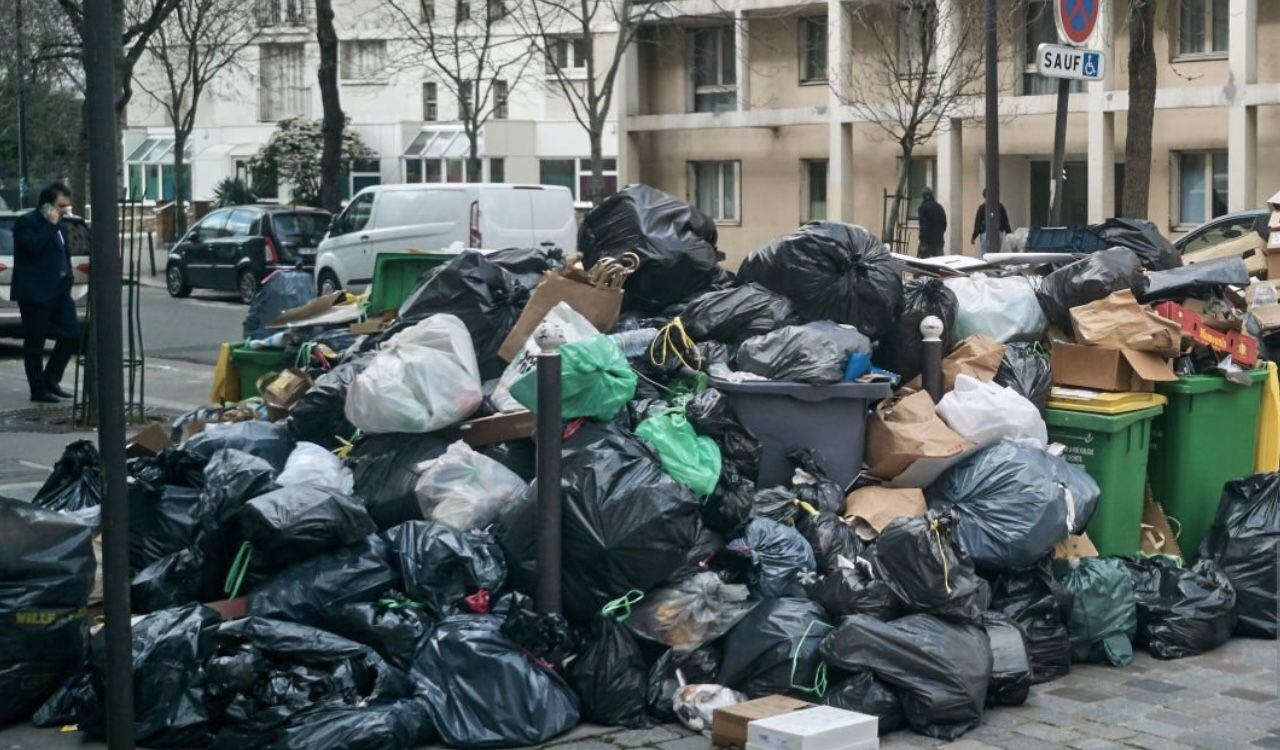 La cantidad de basura en las calles de París, Francia, está trayendo malos olores y problemas de salubridad