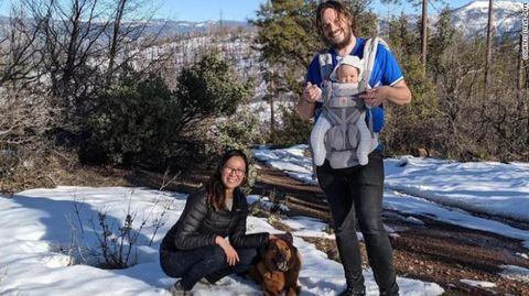 Jonathan Gerrish, Ellen Chung, su hija Miju, y el perro de la familia, Oski