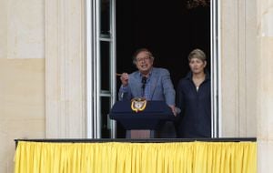 Presidente Gustavo Petro desde el balcón de la casa de Nariño