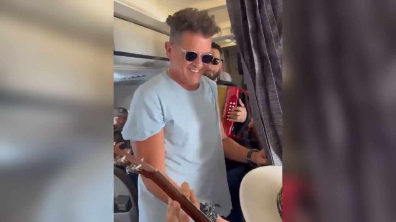 El cantante sorprendió a los pasajeros del avión.