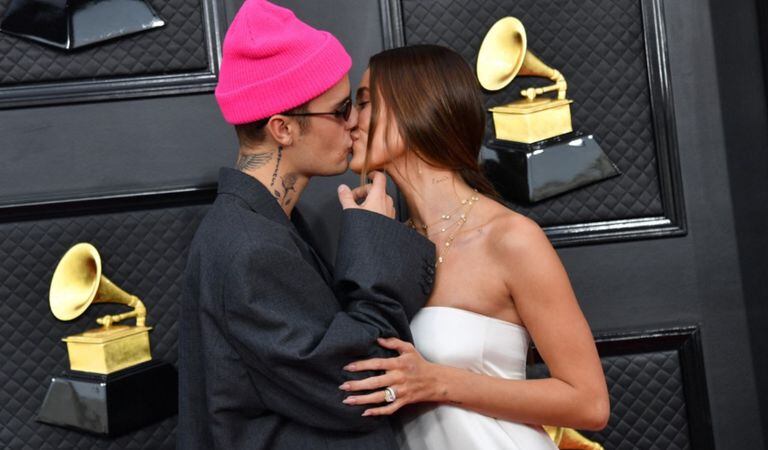 Justin Bieber asistió los Grammy con su pareja Hailey