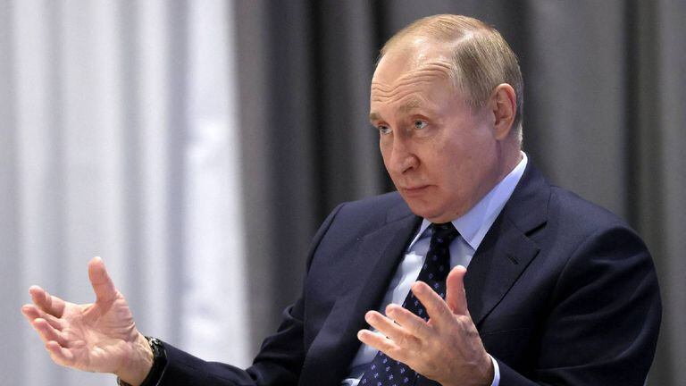 El presidente ruso, Vladimir Putin, asiste a una reunión en la región de Tver.