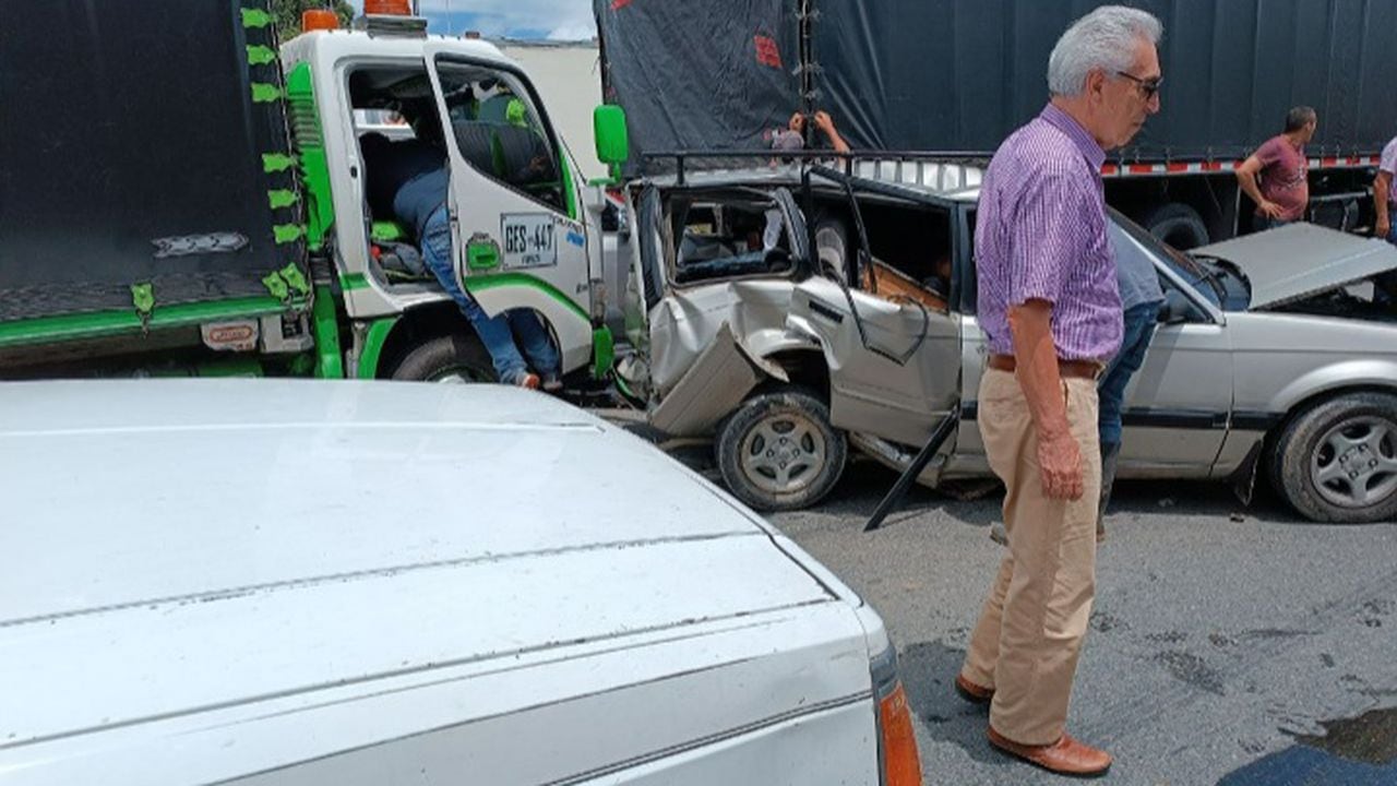 Aparatoso accidente: tres heridos de gravedad dejó choque entre un bus y camioneta en Antioquia.