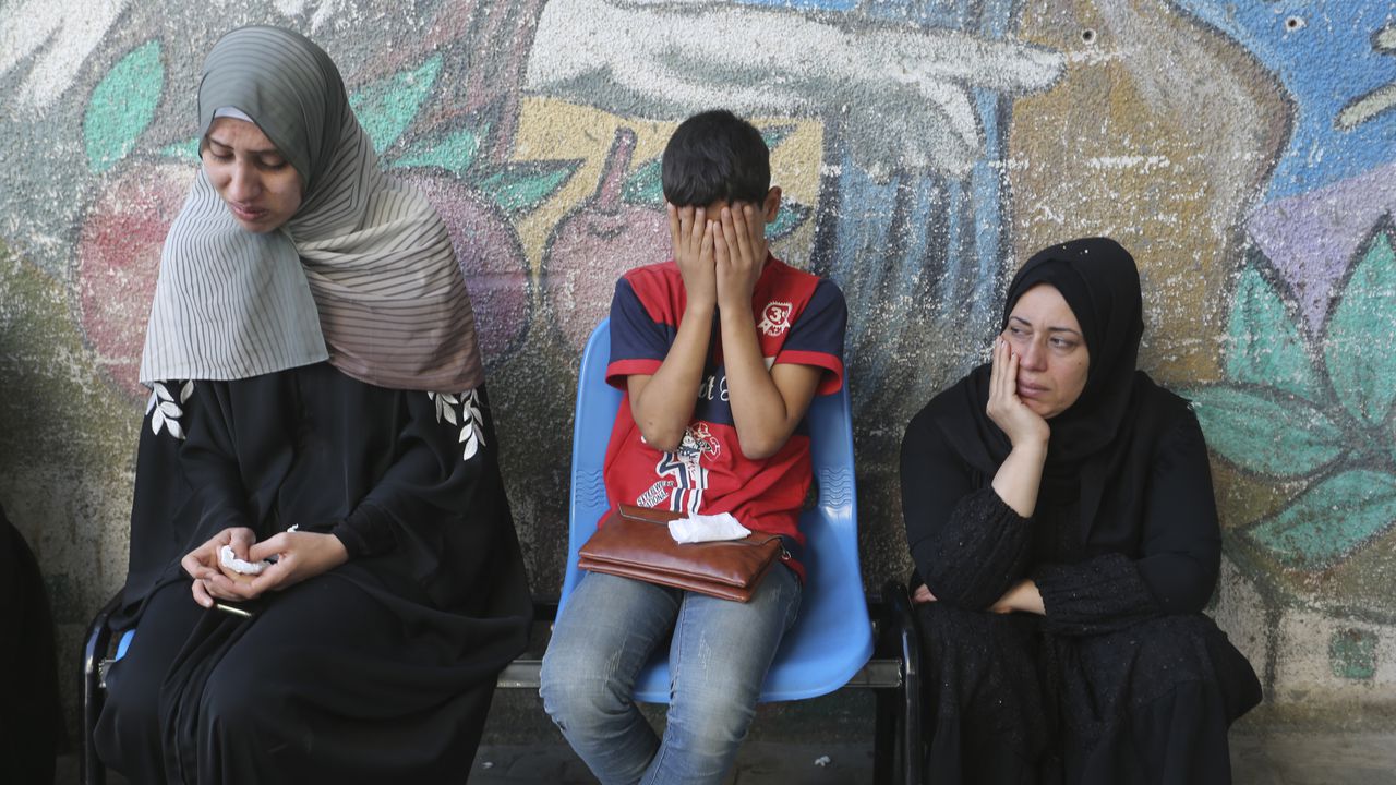 Los palestinos lloran a sus familiares muertos en el bombardeo israelí de la Franja de Gaza en Rafah, el lunes 30 de octubre de 2023.
