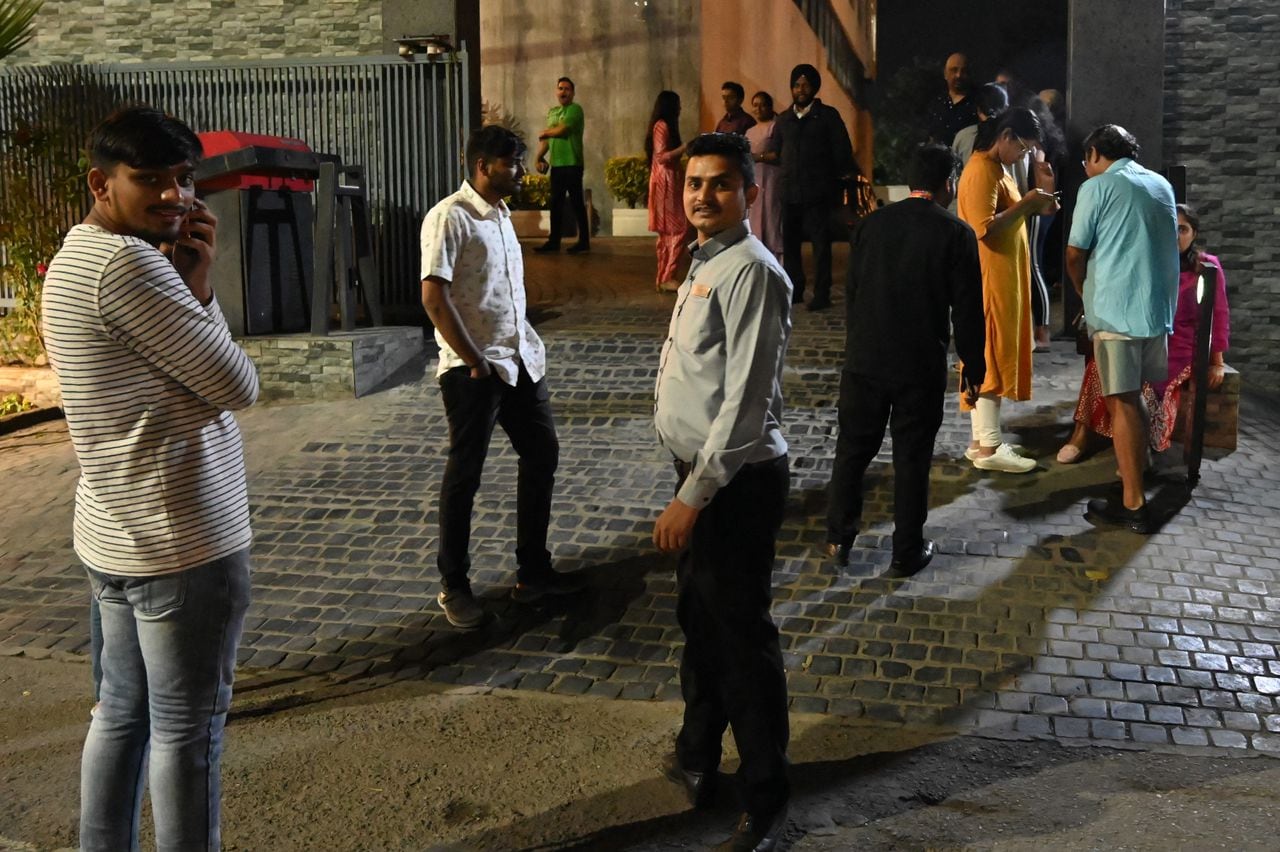 Los huéspedes del hotel se reúnen fuera de su hotel después de un terremoto en Amritsar el 21 de marzo de 2023. - Un fuerte terremoto que duró al menos 30 segundos se sintió en gran parte de Afganistán, Pakistán y partes de la India