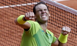 Rafael Nadal celebra tras vencer a Casper Ruud en la final del Abierto de Francia, el domingo 5 de junio de 2022 en París. (AP Foto/Jean-Francois Badias)