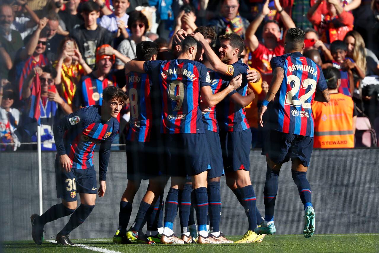Los jugadores del Barcelona celebran luego del gol de Marcos Alonso en el partido contra el Espanyol
