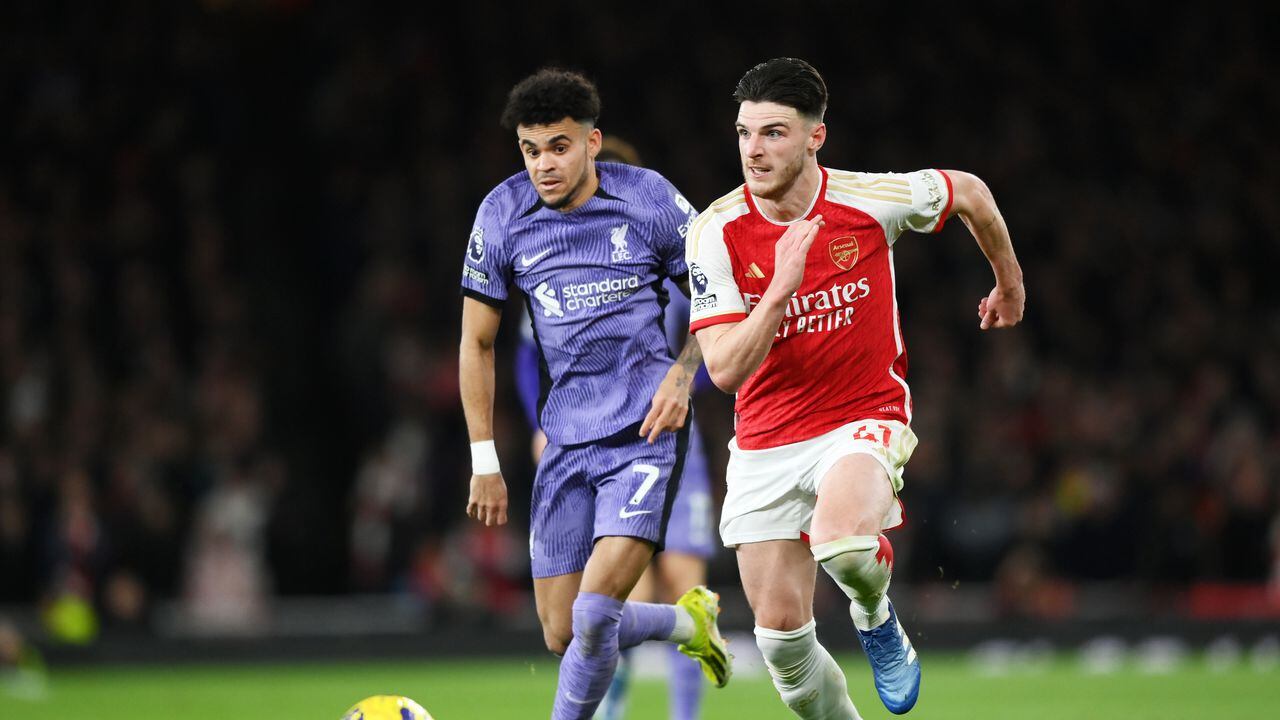 LONDON, ENGLAND - FEBRUARY 04: Declan Rice of Arsenal runs with the ball whilst under pressure from Luis Diaz of Liverpool during the Premier League match between Arsenal FC and Liverpool FC at Emirates Stadium on February 04, 2024 in London, England. (Photo by Justin Setterfield/Getty Images)
