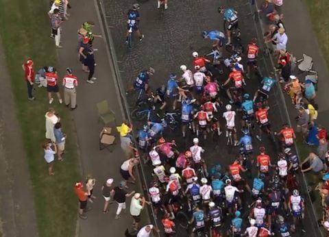 Caída masiva a falta de 10 km en la etapa 3 del Tour de Francia