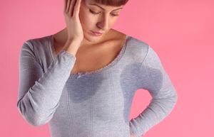 Uno de los síntomas de la menopausia son los sofocos y calores que ocasionan sudoración e incomodidad.